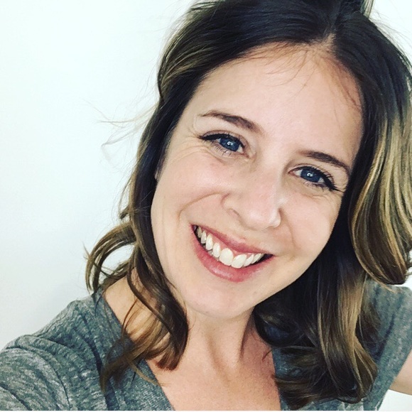 Meet your Posher, Stephanie - Picture 2 of 8